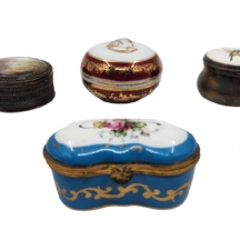 לוט של 4 קופסאות שונות, עשויות פורצלן ומתכת