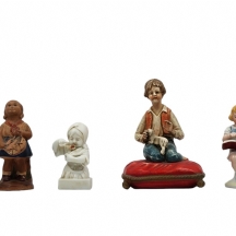 לוט של 6 פסלונים עשויים קרמיקה ופורצלן