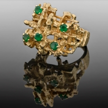 טבעת זהב משנות ה-60 משובצת אבני אמרלד