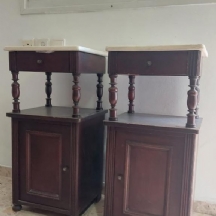 זוג שידות לילה עתיקות מסוף המאה ה-19, כפי הנראה צרפתיות, עשויות עץ ומשטחי שיש