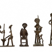 לוט של 4 פסלונים אפריקאים עשויים פליז ב'עבודת בנין', משנת 1960 בקירוב