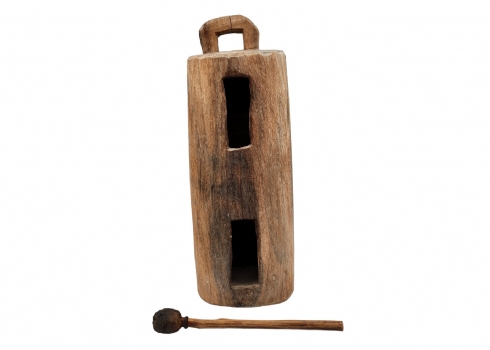 תוף חריץ אפריקאי מסוג (Slit drum) של אנשי איגבו מניגריה (Igbo people of Nigeria)