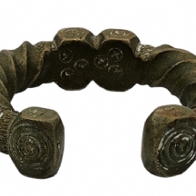 צמיד תשלום אפריקאי (צמיד מנילה - Manilla Currency Bracelet) של אנשי הפולה (Fula