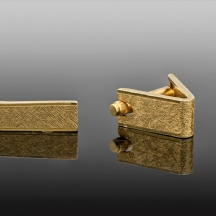 סט זהב לגבר הכולל סיכת עניבה וזוג חפתים תואמים