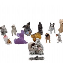 לוט של 17 פסלונים בדמות כלבים