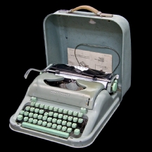 מכונת כתיבה ישנה עם  אותיות בעברית