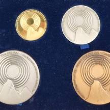 'חוזה שלום ישראל מצרים' - מארז עץ זית ובו סדרה של ארבע מדליות ממלכתיות תשל"ט