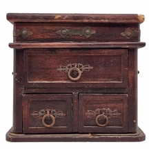 תיבה שולחנית עשויה מעץ