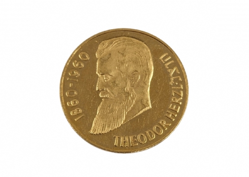 מדלית זהב עם דמותו של זאב בנימין הרצל, עשויה זהב 900, משקל: 8 גרם, קוטר: 26 מ"מ.