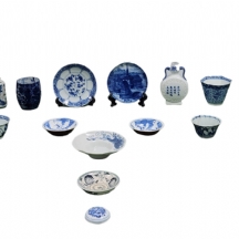 לוט של 17 כלי פורצלן וקרמיקה, כחול לבן