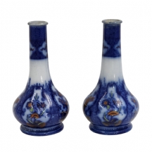 זוג אגרטלים אנגלים עתיקים מהמאה ה-19 (ויקטוריאני), עשויים חרס מעוטר