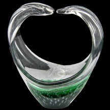 כלי עשוי זכוכית בגוון ירוק ושקוף