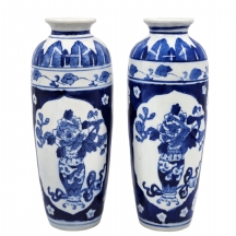 זוג אגרטלי פורצלן סינים דקורטיביים, מעוטרים בצביעת יד בקובלט כחול, לא חתומים