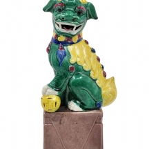 פסל קרמיקה סיני דקורטיבי, בדמות 'כלב פו' או 'אריה שישי' (Foo Dog או Shishi Lions