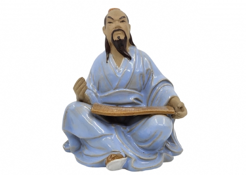 פסל קרמיקה סיני מתוצרת שיוואן (Shiwan ware) בדמות גבר כותב בטבלה, מעוטר