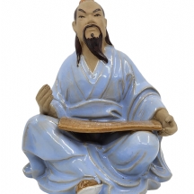 פסל קרמיקה סיני מתוצרת שיוואן (Shiwan ware) בדמות גבר כותב בטבלה, מעוטר