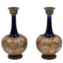 זוג אגרטלי קרמיקה אנגלית עתיקים מהאמה ה-19 (ויקטוריאניים), מתוצרת: 'דולטון'