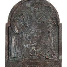 דלת ברזל עתיקה לתנור, עשויה ברזל יצוק, מעוטרת עיטורי בלט בדמותו של הקדוש הנוצרי