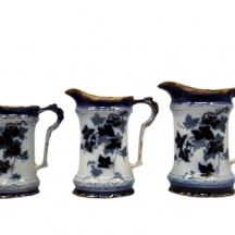 סט של 3 קנקנים אנגלים עתיקים מהמאה ה-19 (ויקטוריאניים), עשויים חרס ומעוטרים