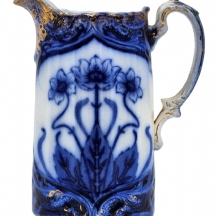 קנקן אנגלי עתיקים מהמאה ה-19 (ויקטוריאניים), עשויים חרס ומעוטרים בהדפס מועבר