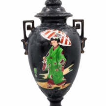 אגרטל אנגלי עתיק מהמאה ה-19 (ויקטוריאני), עשוי חרס מעוטר בחזיתו