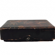 תיבה יפנית שולחנית עתיקה מסוף המאה ה-19, עשויה עץ, עיסת נייר ולכה שחורה מעוטרת