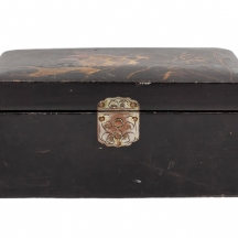 תיבה יפנית שולחנית עתיקה מסוף המאה ה-19, עשויה עץ, עיסת נייר ולכה שחורה מעוטרת