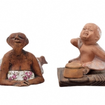 לוט של 2 פסלונים שונים עשויים חרס