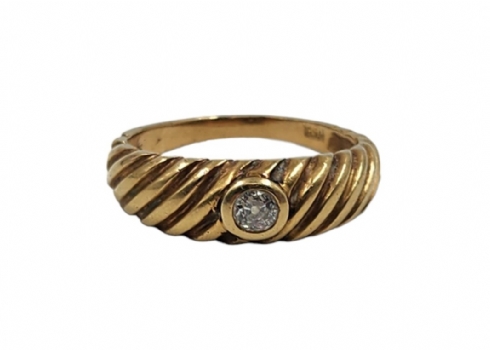 טבעת עשויה זהב צהוב 18 קארט (חתום) משובצת יהלום במשקל של כ: 15 נקודות