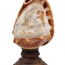 מנורה שולחנית איטלקית עתיקה עשויה בסיס עץ ואהיל עשוי מקונכייה מגולפת