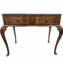 שולחן עתיק, עשוי עץ מגולף בעבודת יד