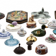 לוט של 20 מכסים שונים, עשויים חומרים שונים