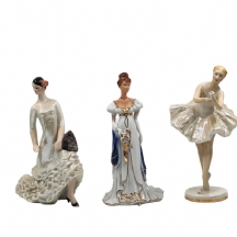 לוט של 5 פסלוני פורצלן שונים, בדמות נשים