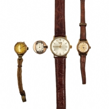 לוט של 4 שעוני יד וחלקי שעוני יד חלקם עשויים זהב