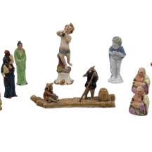 לוט של 19 פסלוני קרמיקה, גבס וחרס