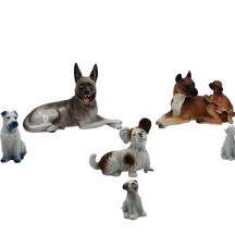 לוט של 8 פסלונים בדמות כלבים עשויים פורצלן וקרמיקה