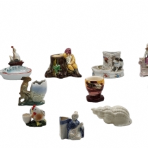 לוט של 13 פיסלונים עשויים פורצלן וקרמיקה