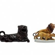 לוט של 2 פסלוני פורצלן וקרמיקה בדמות אריות