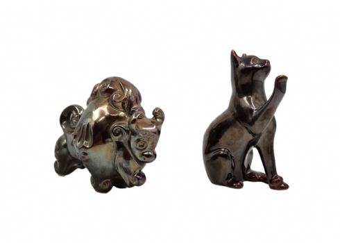 לוט של 2 פסלוני פורצלן בדמות שור וחתול