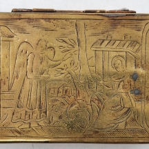 קופסת טבק הולנדית עתיקה מהמאה ה-18 בעלת צורה מתומנת, עשויה פליז ומעוטרת 1780