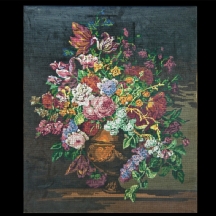 גובלן ישן עבודת יד בדגם פרחים על שולחן