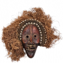 מסכה אפריקאית עתיקה של אנשי הדן (Dan People), עשויה עץ מגולף וסיבי צמח, מעוטרת