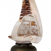 מנורה שולחנית איטלקית עשויה מתכת וזכוכית, אהיל עשוי קונכייה מגולפת בעבודת קמיאו