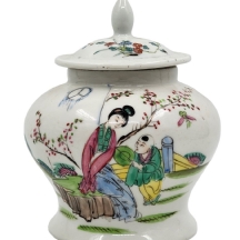 כד פורצלן סיני ומכסה תואם, בן כמאה שנה, מעוטר ציורי יד באמייל, לא חתום