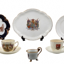 לוט של 8 פריטי הנצחה (Commemorative Art), עשויים פורצלן