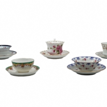 לאספני ספלי פורצלן - לוט של 5 ספלי פורצלן ותחתיות תואמות