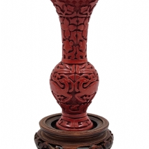 אגרטל סיני דקורטיבי עשוי מתכת ומעוטר בלכת סינבאר סינית אדומה (chinese red cinnab