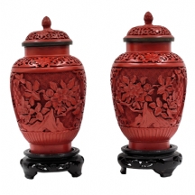 זוג אגרטלים סינים דקורטיביים ומכסים תואמים, עשוי מתכת ומעוטרים בלכת סינבאר סינית