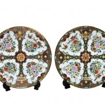 זוג צלחות פורצלן סיניות מעוטרות באמייל בסגנון קנטונזי מנדריני קלאסי, חתומות