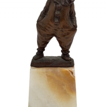 לאספני אר דקו - פסלון עתיק בדנות ילד בלבוש פירו (Piero) עשוי ברונזה וחומר טבעי